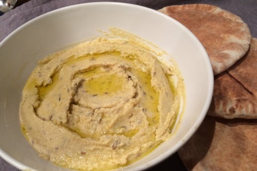 humus-na-skoruju-ruku